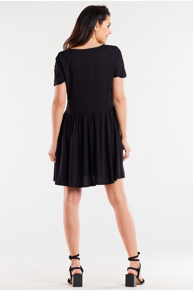 Luźna sukienka mini z wiskozy i krótkim rękawem, czarna - tył