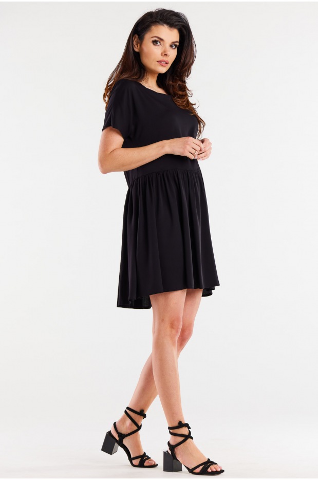 Luźna sukienka mini z wiskozy i krótkim rękawem, czarna - przód