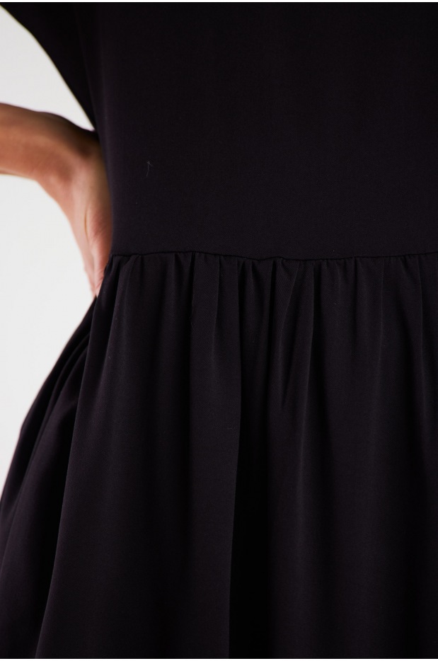 Luźna sukienka mini z wiskozy i krótkim rękawem, czarna - bok