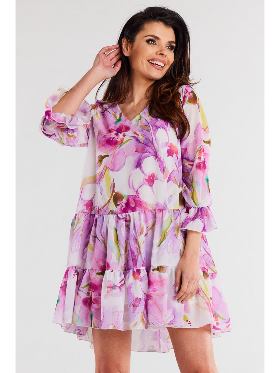 Luźna sukienka mini z dekoltem V i rękawami ¾ - fioletowe kwiaty - przód