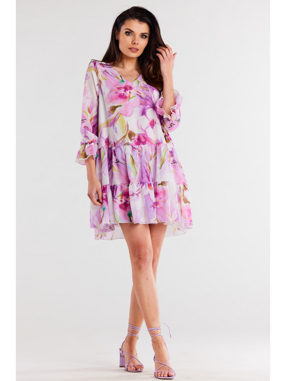 Luźna sukienka mini z dekoltem V i rękawami ¾ - fioletowe kwiaty - bok