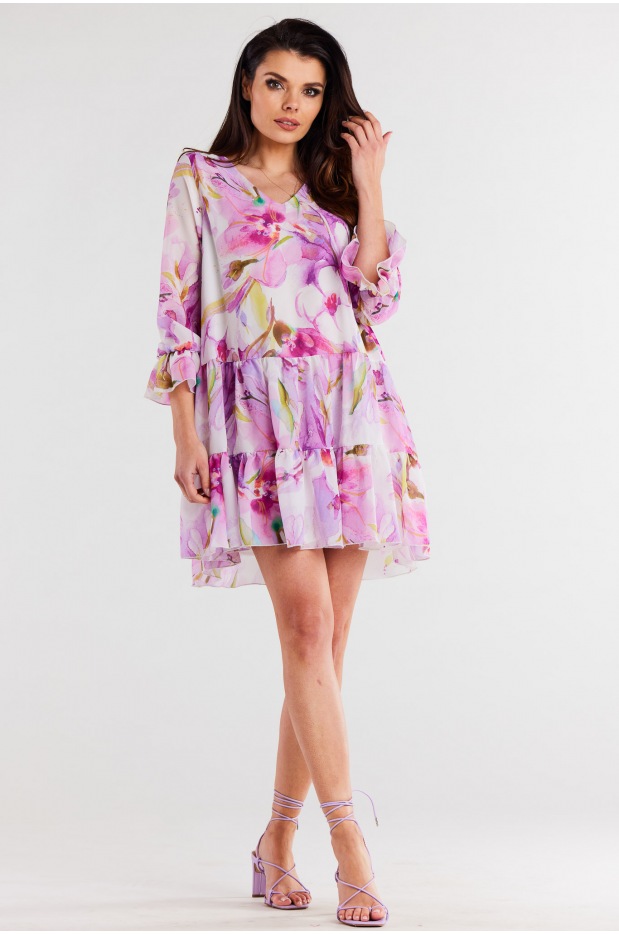 Luźna sukienka mini z dekoltem V i rękawami ¾ - fioletowe kwiaty - bok