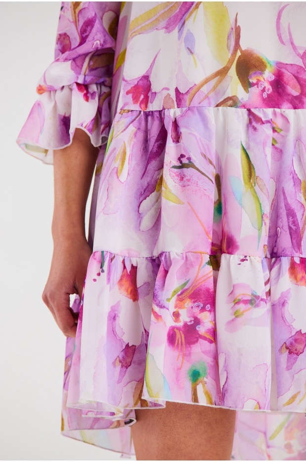 Luźna sukienka mini z dekoltem V i rękawami ¾ - fioletowe kwiaty - dół