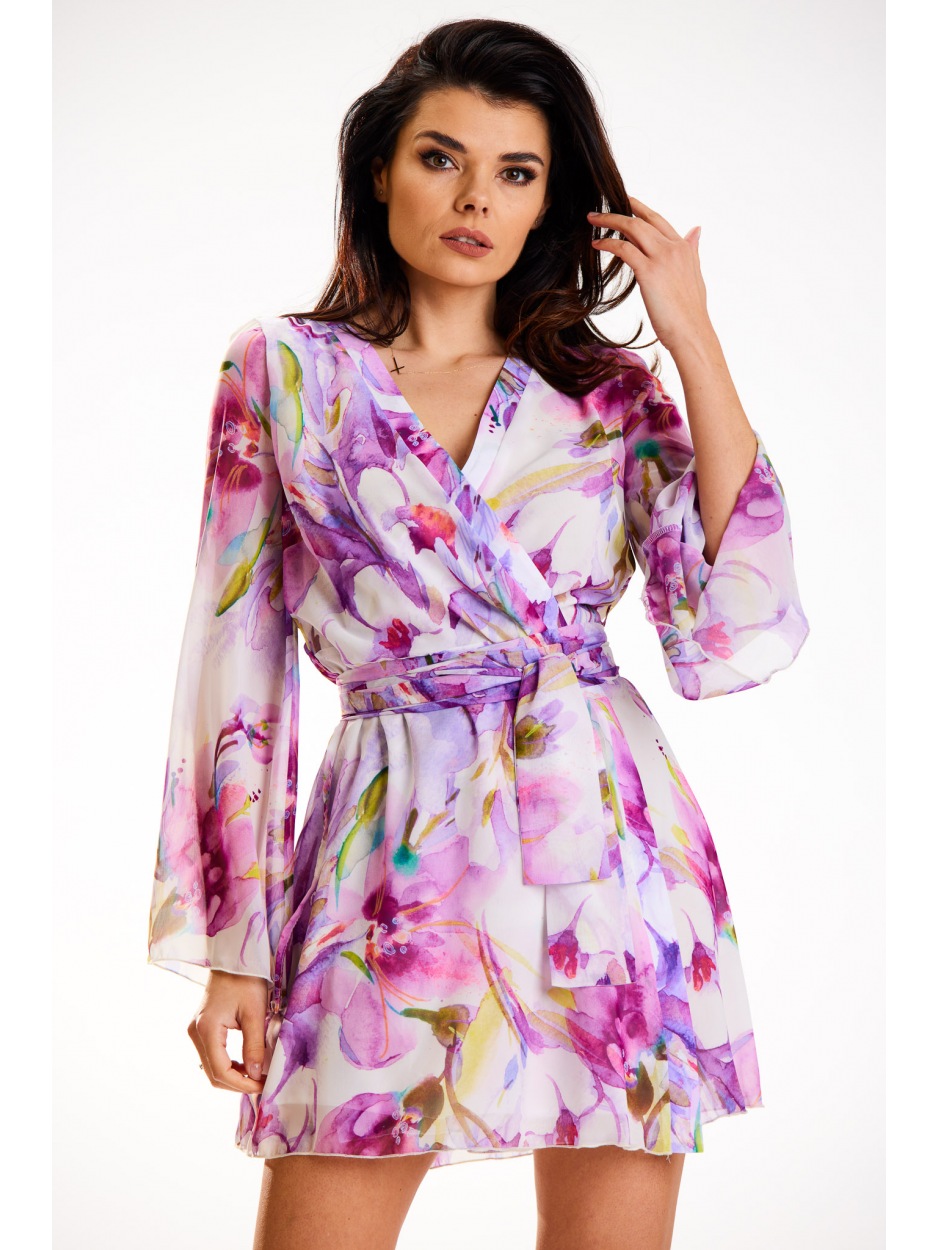Mini sukienka z zakładanym dekoltem, kimono, wzór fioletowe kwiaty - tył