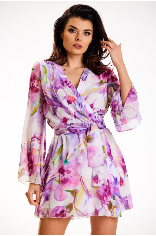 Mini sukienka z zakładanym dekoltem, kimono, wzór fioletowe kwiaty - tył