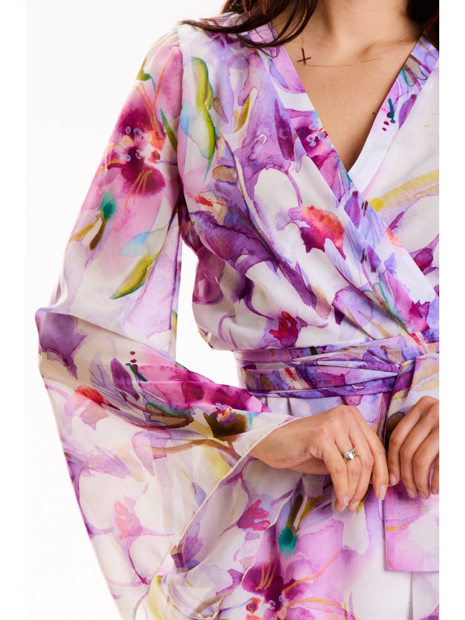 Mini sukienka z zakładanym dekoltem, kimono, wzór fioletowe kwiaty - dół