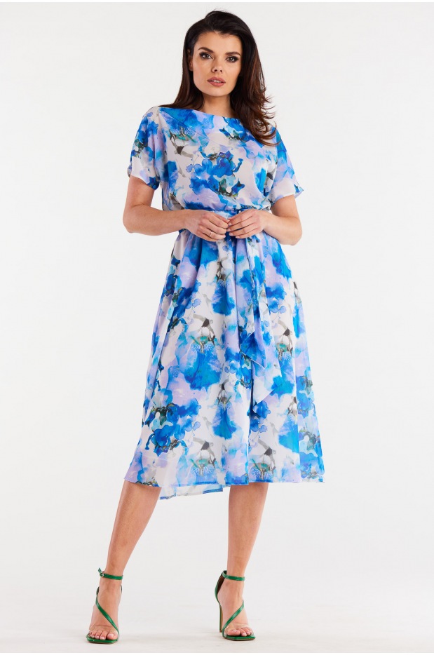 Kimonowa sukienka midi z krótkim rękawem, niebieskie kwiaty - przód