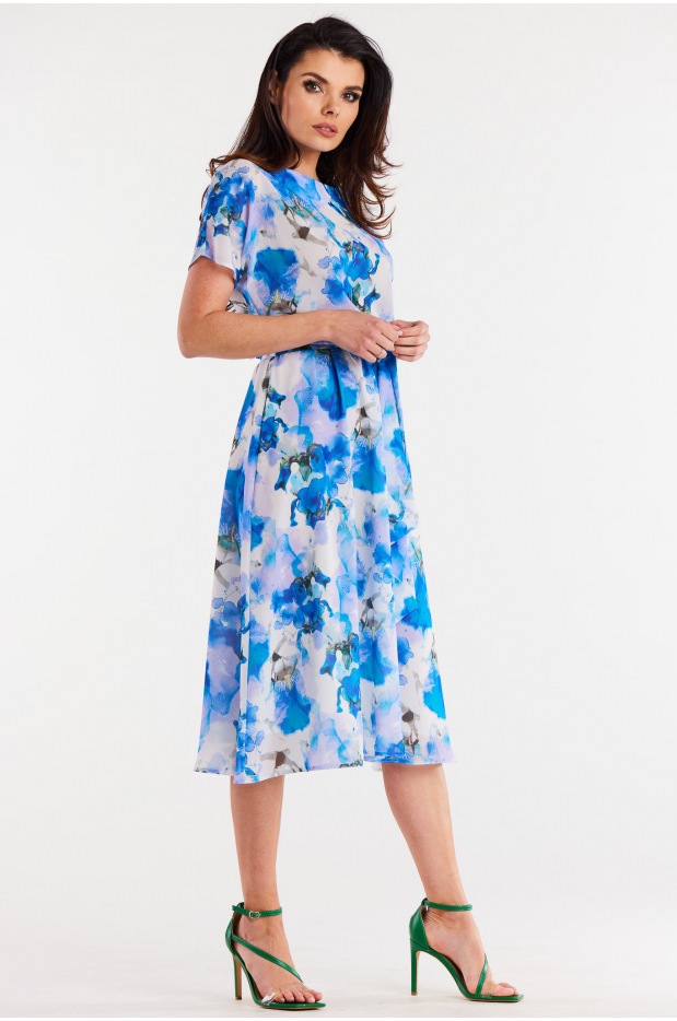 Kimonowa sukienka midi z krótkim rękawem, niebieskie kwiaty - bok
