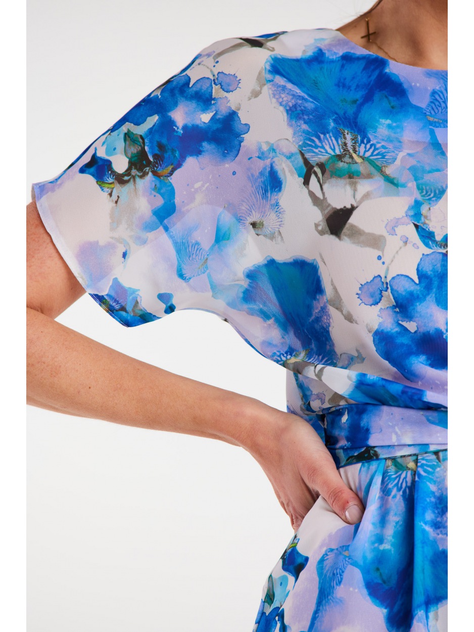 Kimonowa sukienka midi z krótkim rękawem, niebieskie kwiaty - prawo