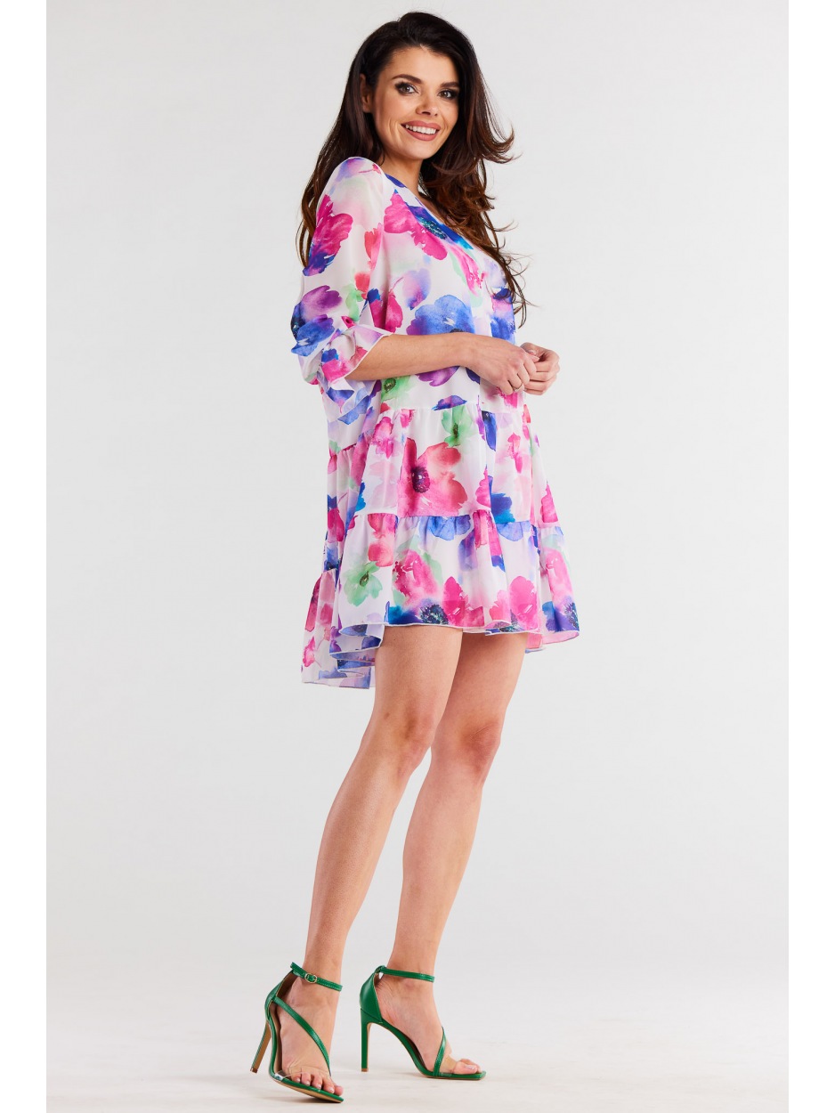 Luźna sukienka mini z dekoltem V i rękawami ¾ - różowo-granatowe kwiaty - bok