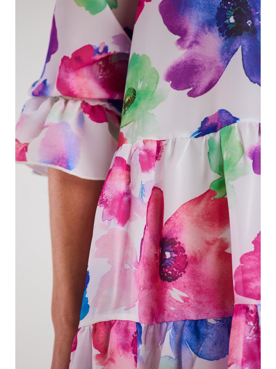 Luźna sukienka mini z dekoltem V i rękawami ¾ - różowo-granatowe kwiaty - prawo