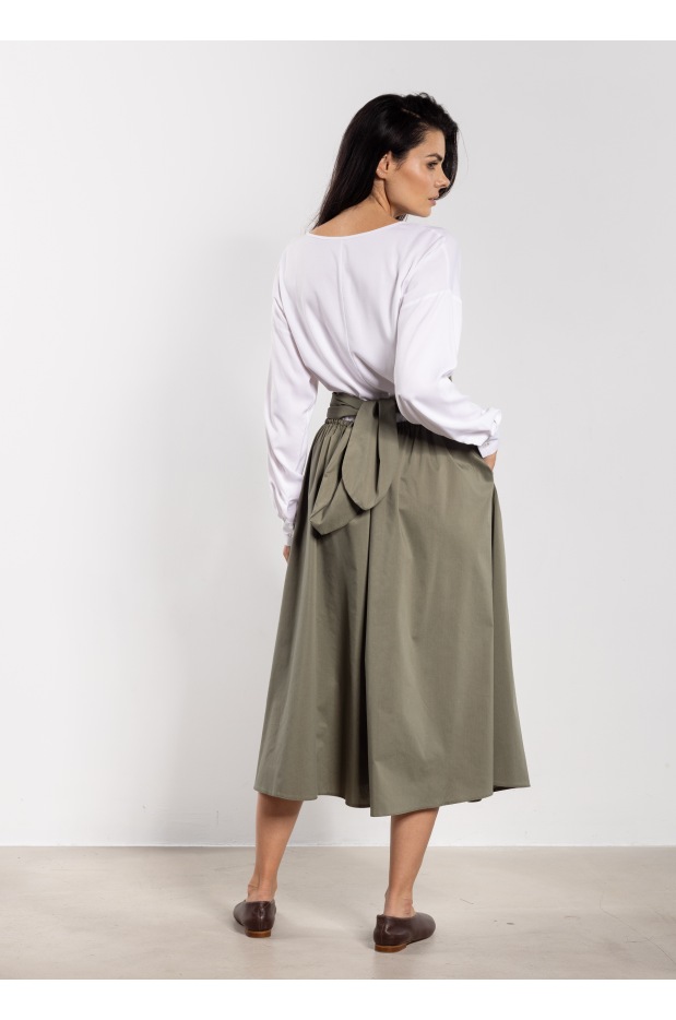 Rozkloszowana spódnica midi szałwiona z wysokim stanem - bok