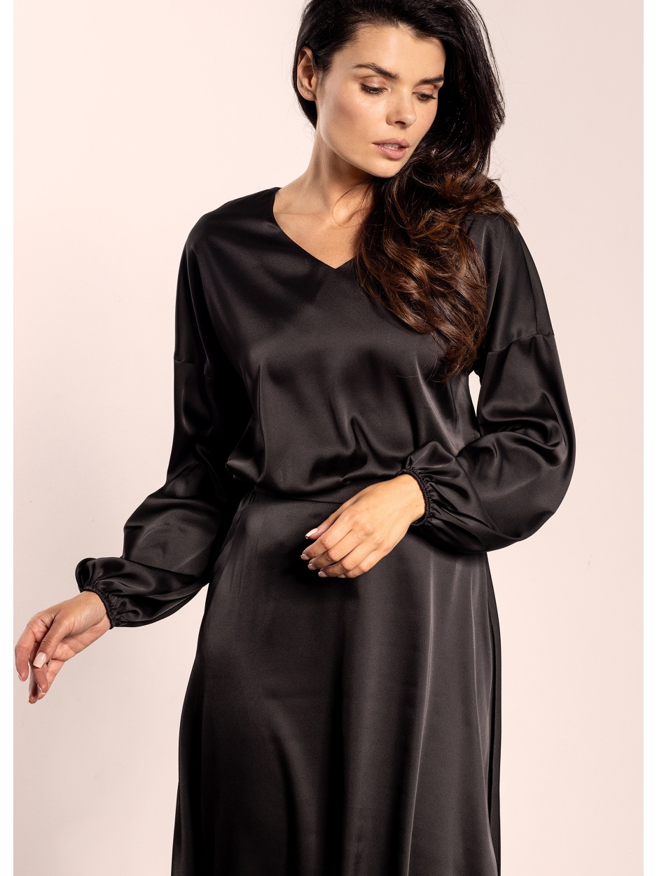 Elegancka bluzka satynowa butelkowa zieleń z dekoltem V - tył