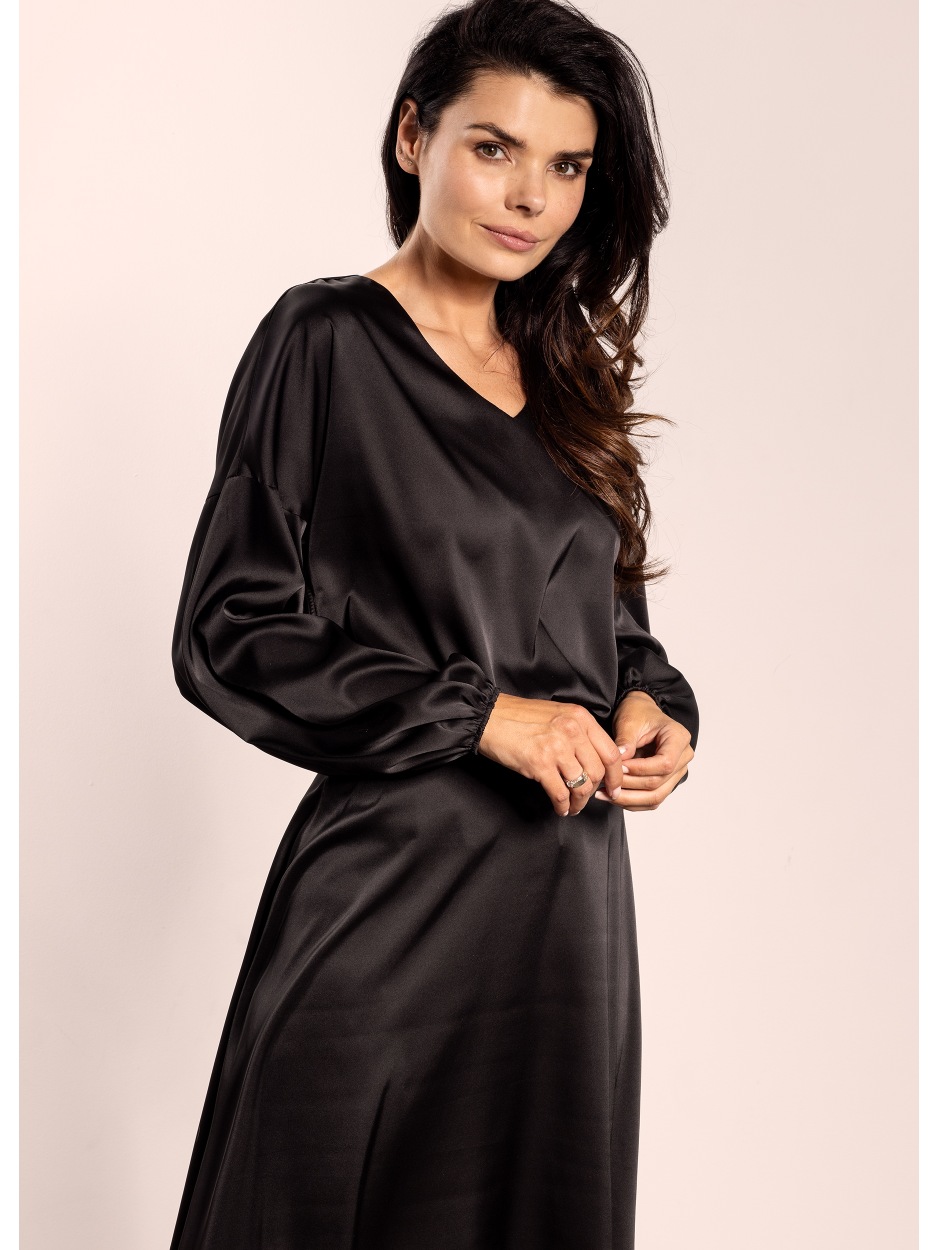 Elegancka bluzka satynowa butelkowa zieleń z dekoltem V - przód