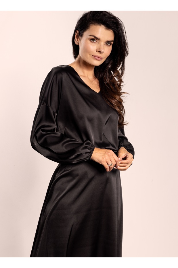 Elegancka bluzka satynowa butelkowa zieleń z dekoltem V - przód