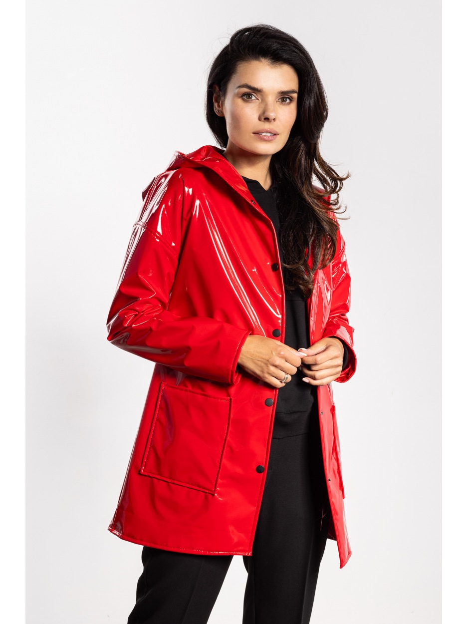 Stylowa czerwona kurtka lateksowa z kapturem na jesień - tył