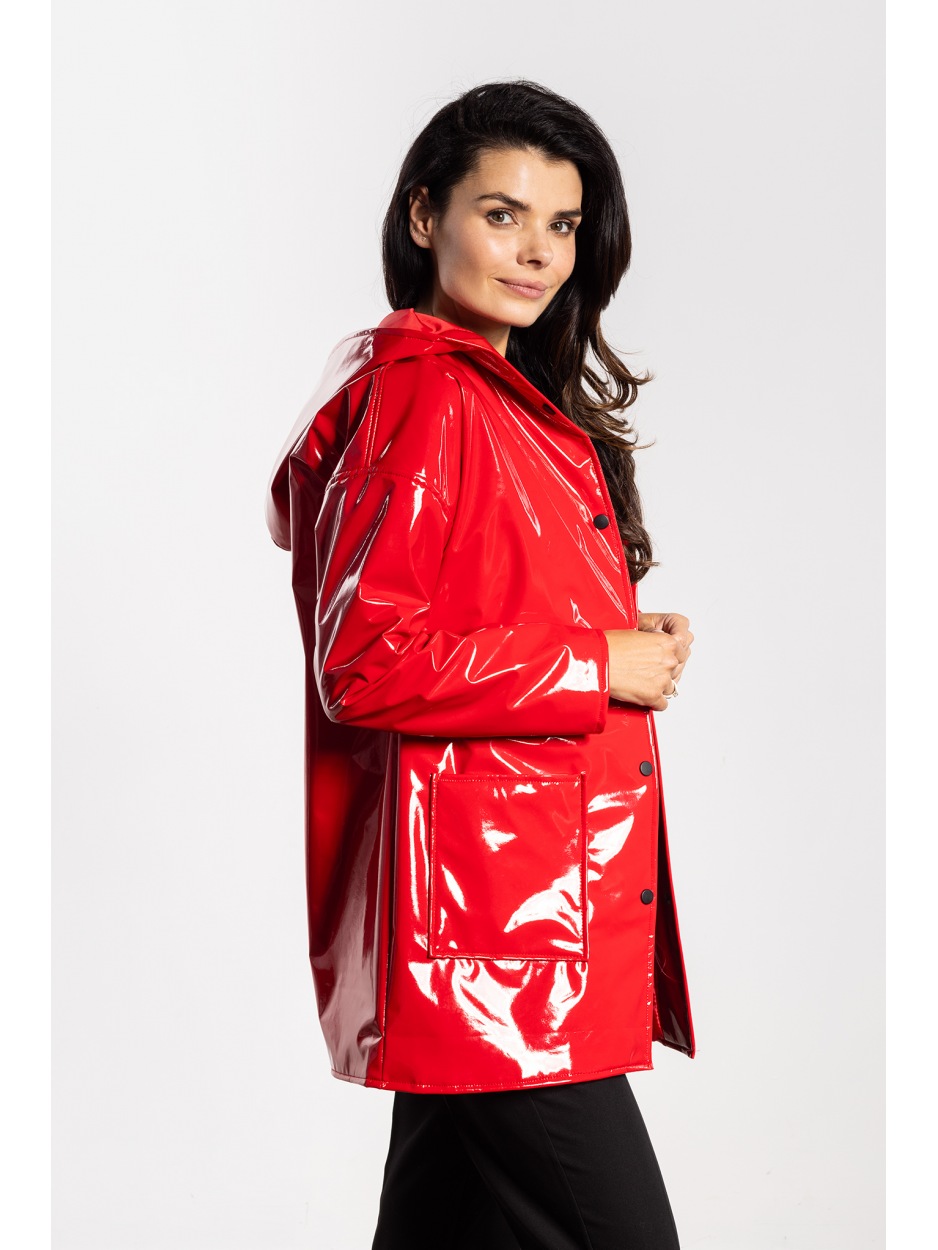 Stylowa czerwona kurtka lateksowa z kapturem na jesień - przód