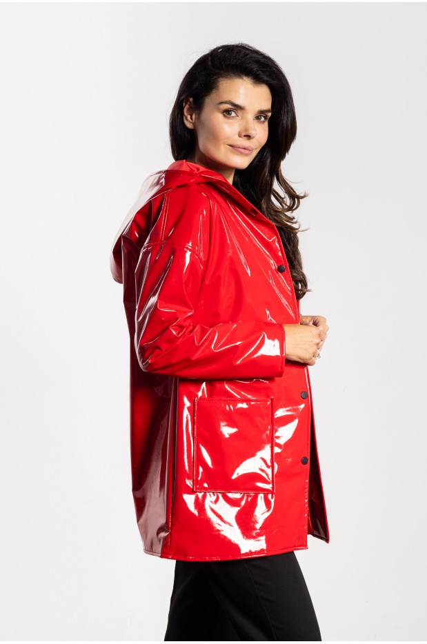 Stylowa czerwona kurtka lateksowa z kapturem na jesień - przód