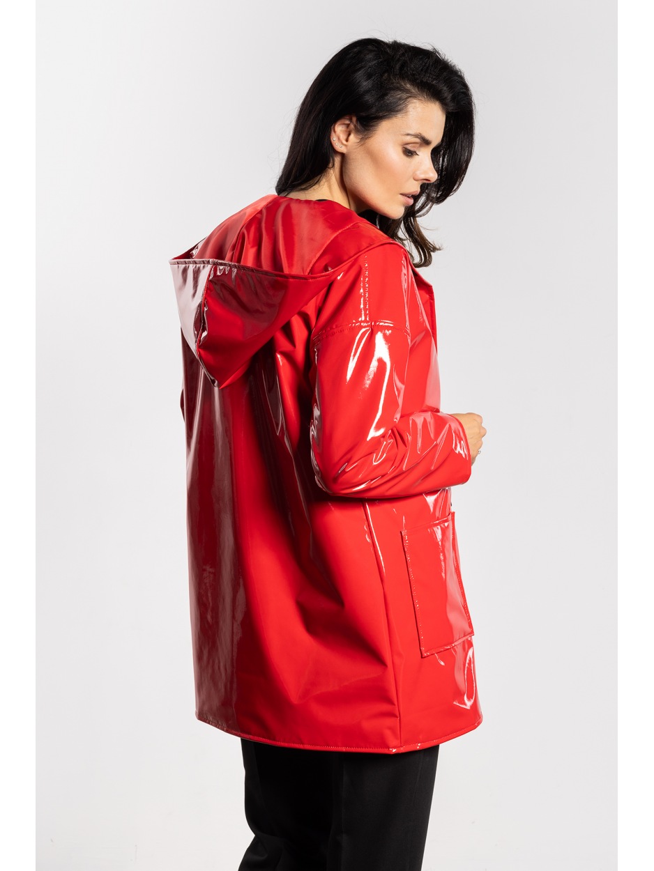 Stylowa czerwona kurtka lateksowa z kapturem na jesień - bok