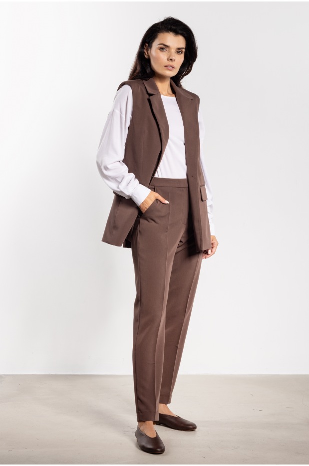 Elegancka czekoladowa kamizelka damska do spodni i spódnic - przód
