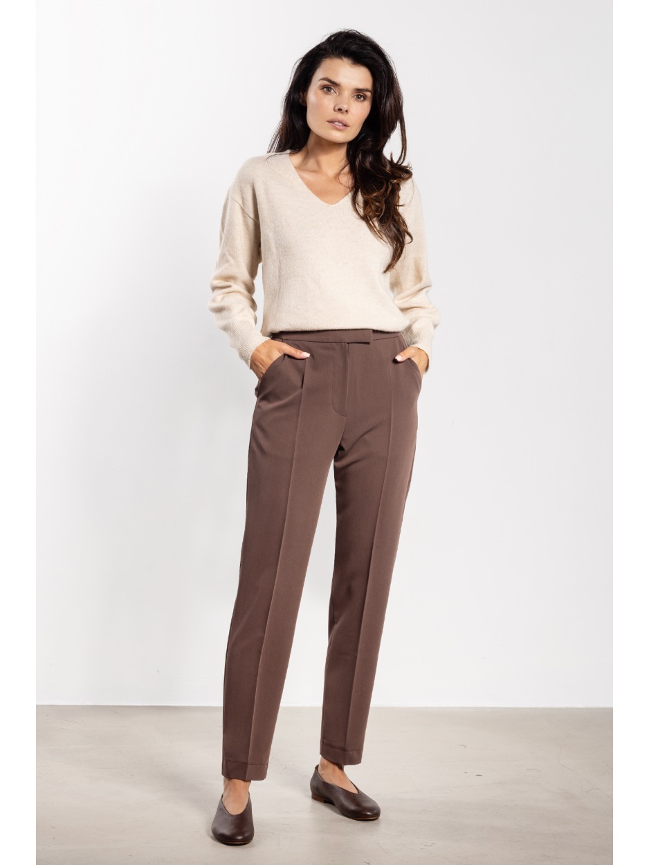 Eleganckie czekoladowe spodnie cygaretki z wiskozą na jesień i zimę - tył