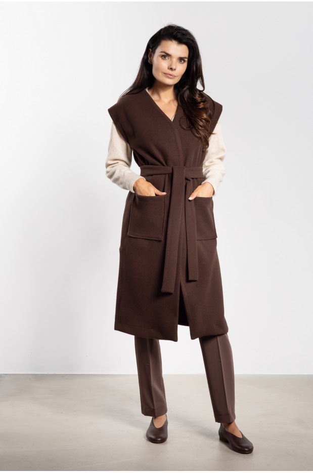 Elegancka czekoladowa kamizelka damska z flauszu na jesień - prawo