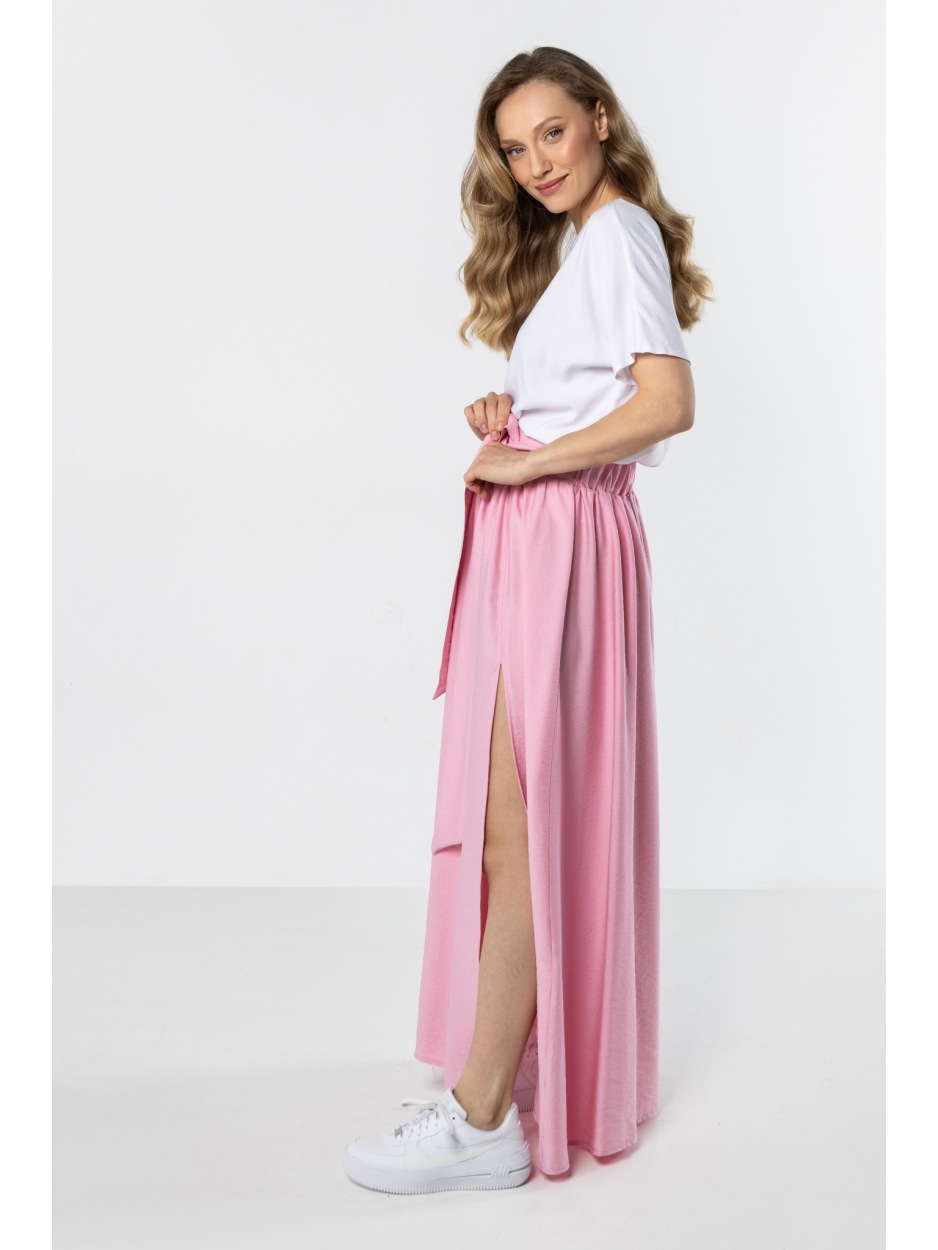 Różowa spódnica maxi z rozcięciem, wiązaniem w talii i gumką z tyłu - bok
